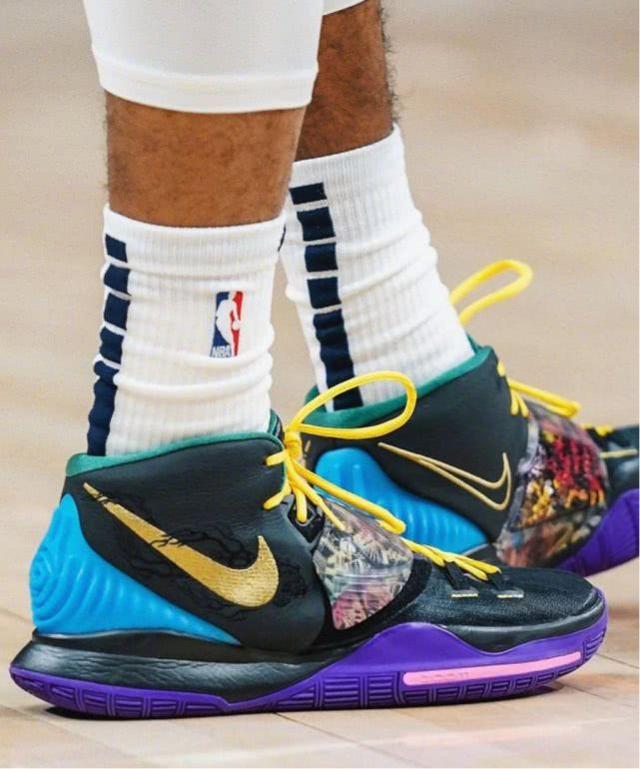 卡卢卢：斯帕莱蒂要求很高；我们可以随时切换三后卫或四后卫（卡卢卢：斯帕莱蒂要求严格，阵型可随时在三后卫与四后卫间切换）