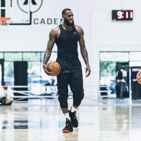 理疗师：DV9的伤和丁丁、卢卡库类似，可能需要3到5个月恢复（理疗师：DV9伤势类似丁丁和卢卡库，康复期或为3到5个月）