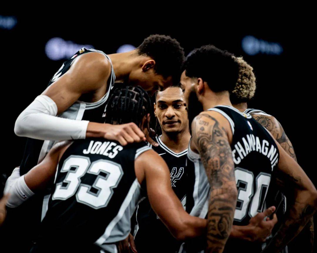 火箭险胜快船 申京复出贡献全面（火箭惊险力克快船 申京复出全能发挥）