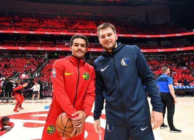 现场观赛，弗洛伦蒂诺和齐达内出席在伯纳乌举行的NFL海外赛（弗洛伦蒂诺与齐达内现身伯纳乌 观战NFL海外赛）