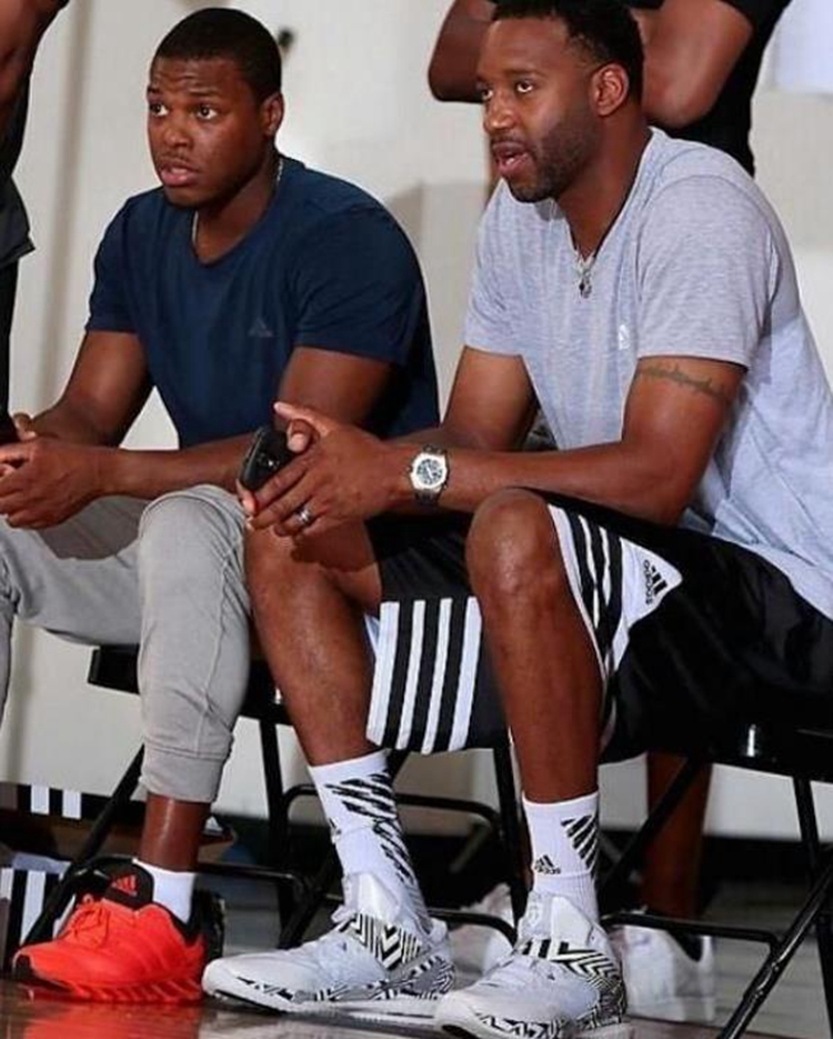 他回家了，回到了深爱的巴塞罗那（他归来，重返挚爱的巴塞罗那）