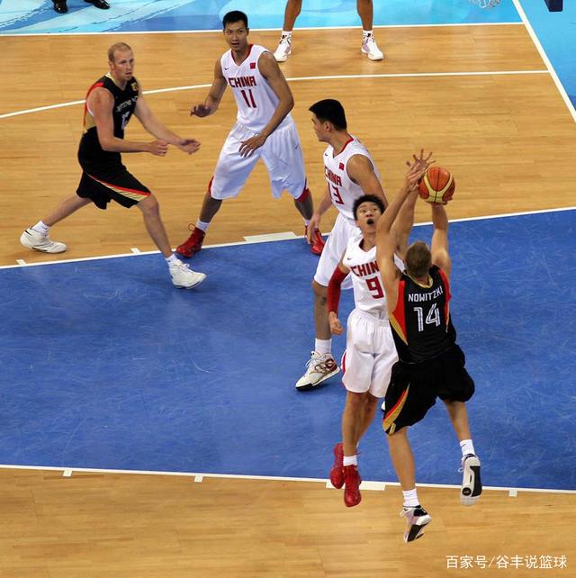 养伤近1年后复出？阿莫林：若马丁内斯进替补席，随时可登场（阿莫林：马丁内斯伤愈将近一年，若进替补席可随时登场）