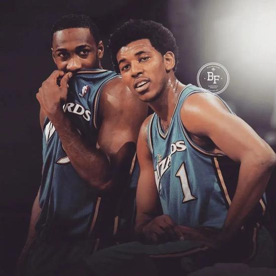 篮球湖人球迷制作大型海报欢迎队内新援（湖人球迷以巨幅海报欢迎新援加盟）